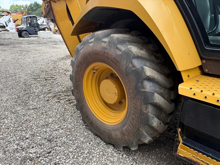 2018-caterpillar-440-image-11