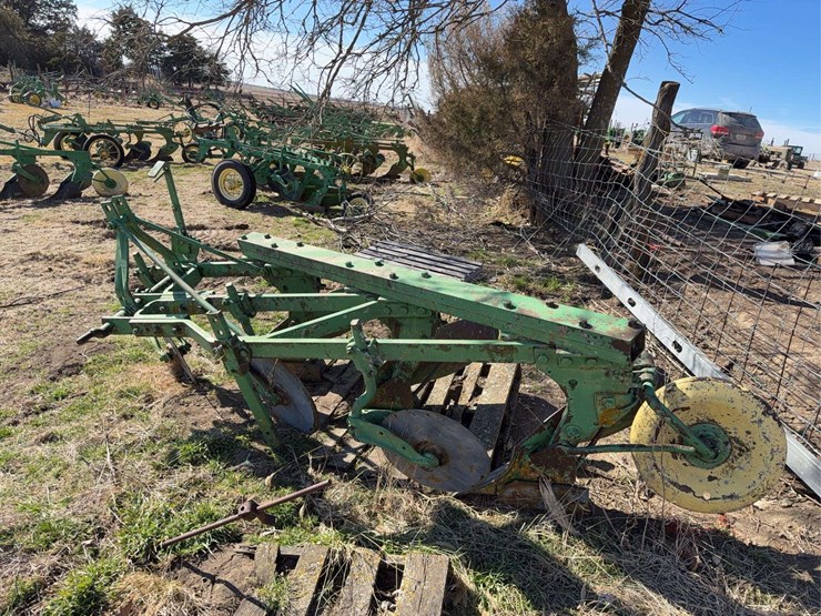 john-deere-three-point-three-bottom-plow-image-6