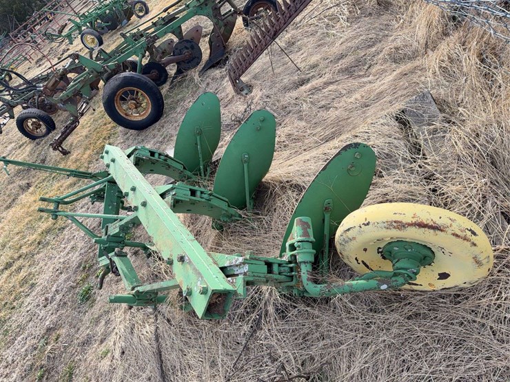john-deere-three-point-three-bottom-plow-image-4