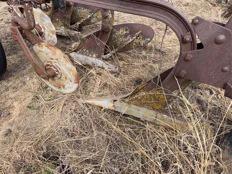 john-deere-pull-type-three-bottom-plow-image-28