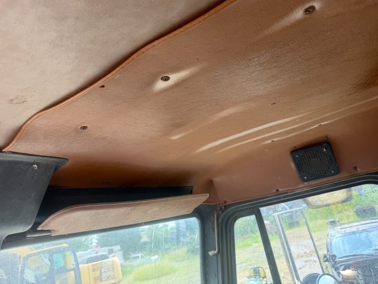 1990-freightliner-fld120-image-69