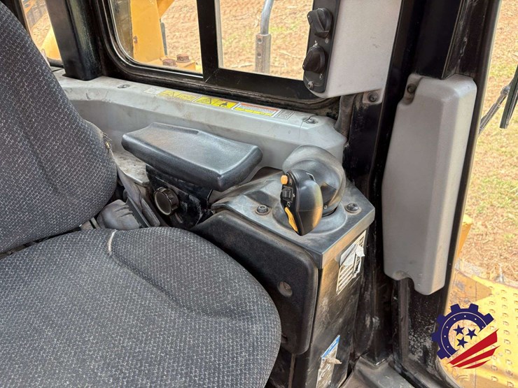 2015-caterpillar-d6t-lgp-image-91