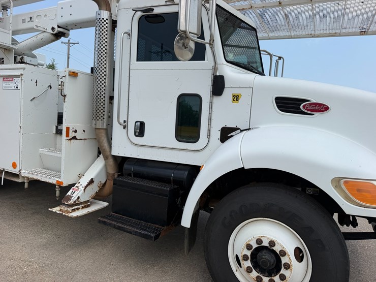 2007-peterbilt-335-image-16