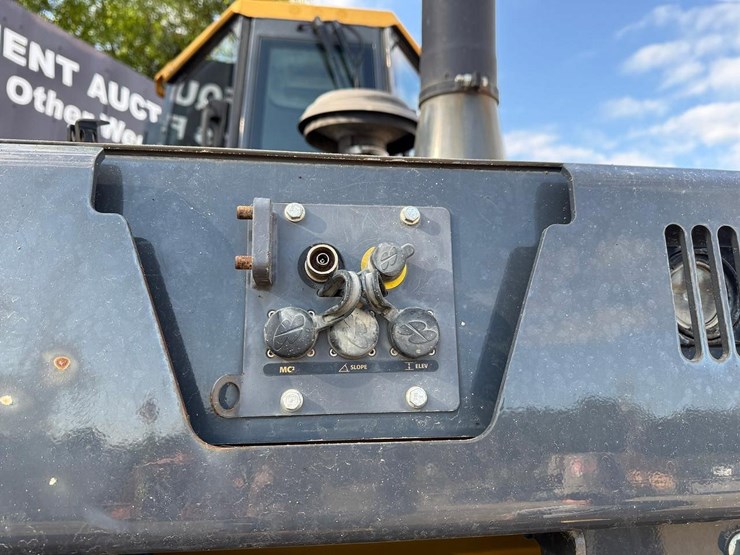 2016-deere-650k-lgp-image-11