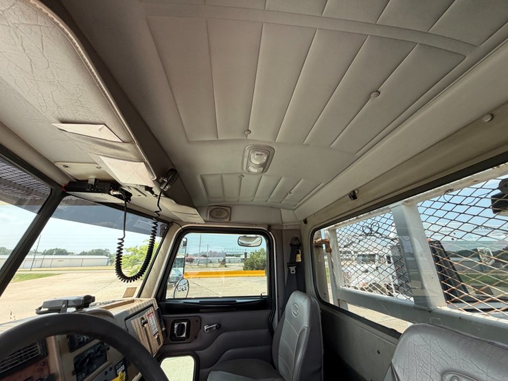 2007-peterbilt-335-image-61