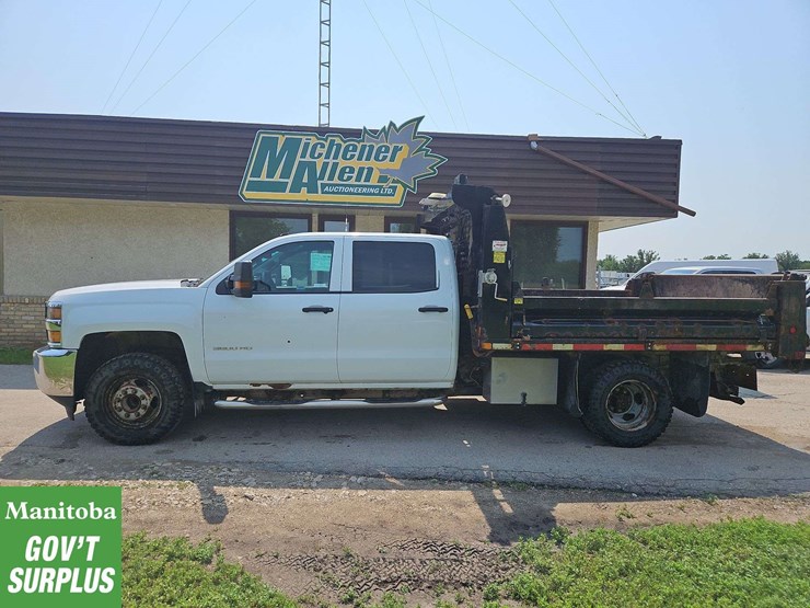 2015-chevrolet-3500-image-2