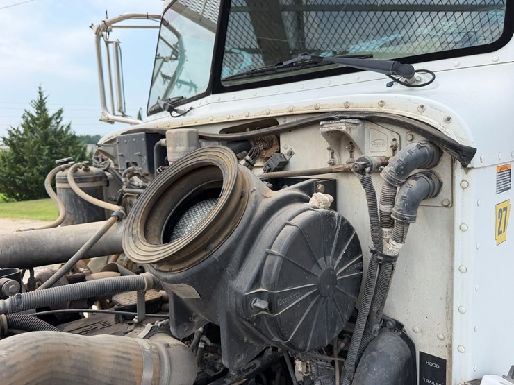 2007-peterbilt-335-image-81