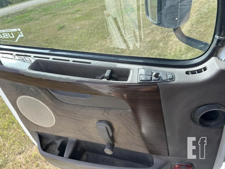 2012-volvo-vnl64t670-image-34