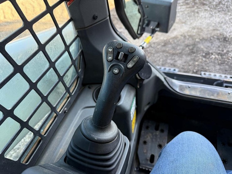 2021-bobcat-t64-image-26