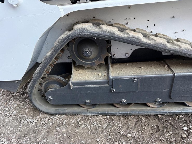 2014-bobcat-t110-image-14