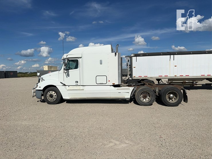 2004-freightliner-columbia-120-image-3