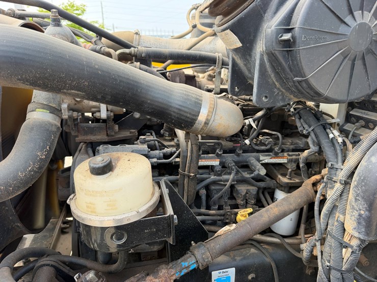 2007-peterbilt-335-image-76