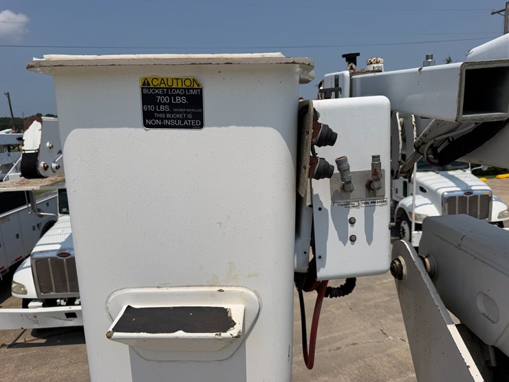 2007-peterbilt-335-image-51