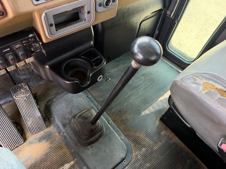 2007-peterbilt-335-image-67