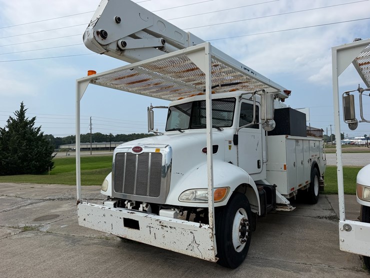 2007-peterbilt-335-image-1