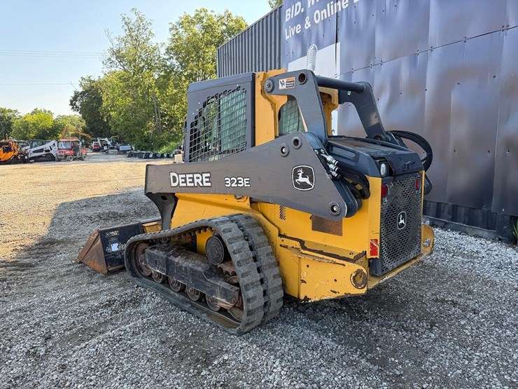 deere-323e-image-2