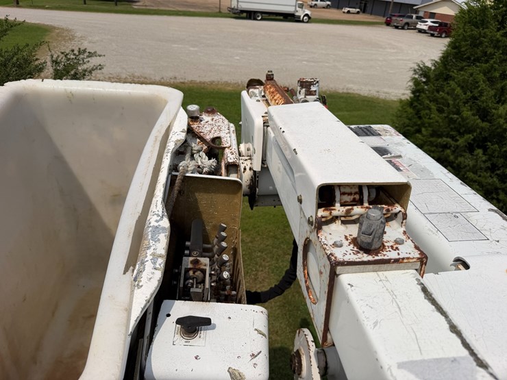 2007-peterbilt-335-image-55