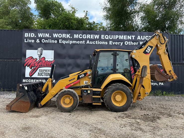 2018-caterpillar-440-image-1