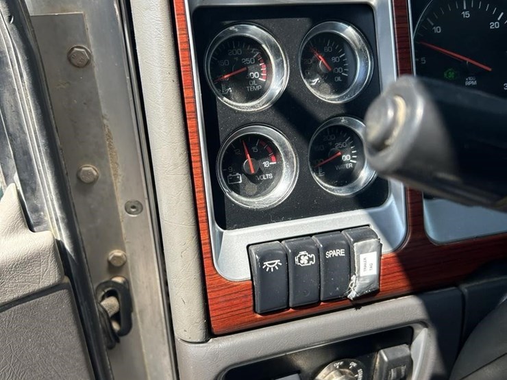 2007-kenworth-w900-image-18