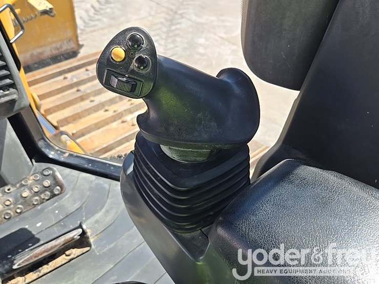 2020-caterpillar-d6k2-lgp-image-52