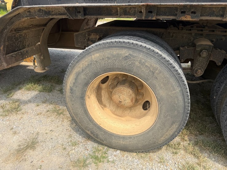 1990-freightliner-fld120-image-13