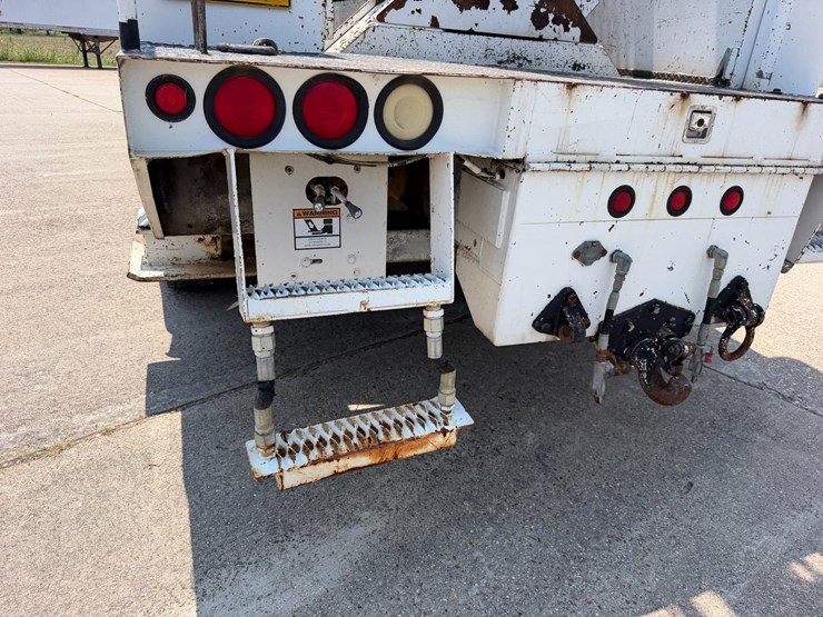 2007-peterbilt-335-image-27