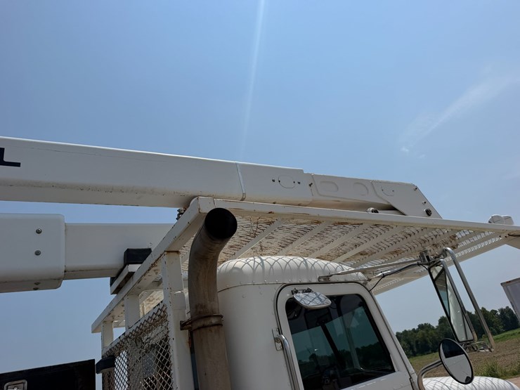 2007-peterbilt-335-image-41
