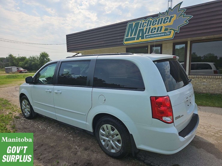 2016-dodge-grand-caravan-sxt-image-3