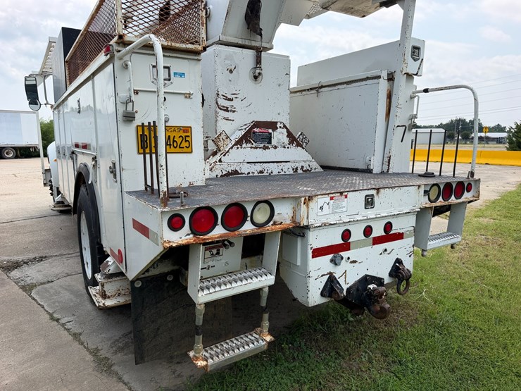 2007-peterbilt-335-image-5