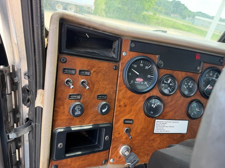 2007-peterbilt-335-image-74