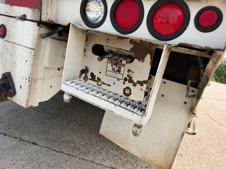 2007-peterbilt-335-image-34