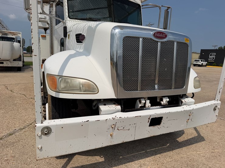 2007-peterbilt-335-image-15