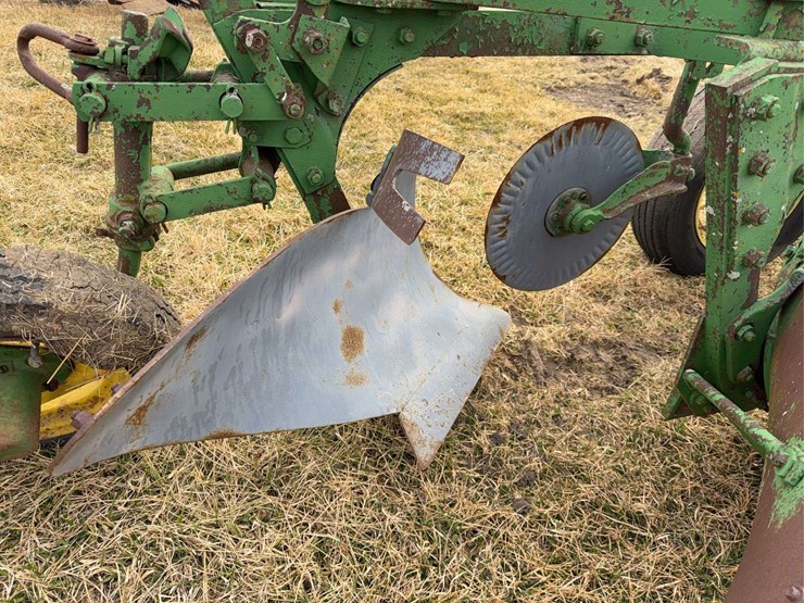 john-deere-pull-type-three-bottom-plow-image-16