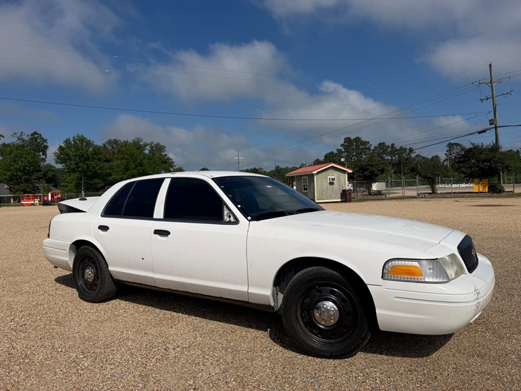 #36417-•-2011-ford-crown-victoria-image-2