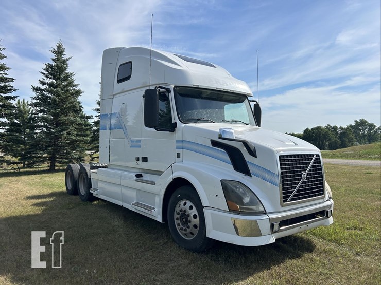 2012-volvo-vnl64t670-image-3