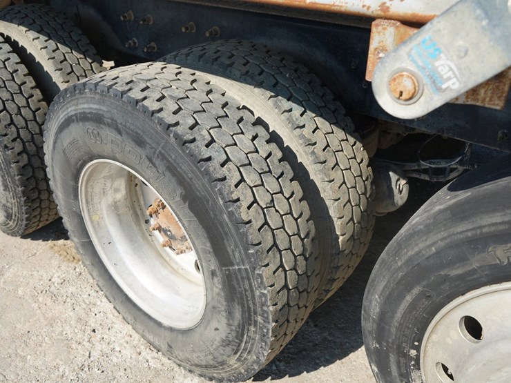 2014-mack-granite-gu713-image-45