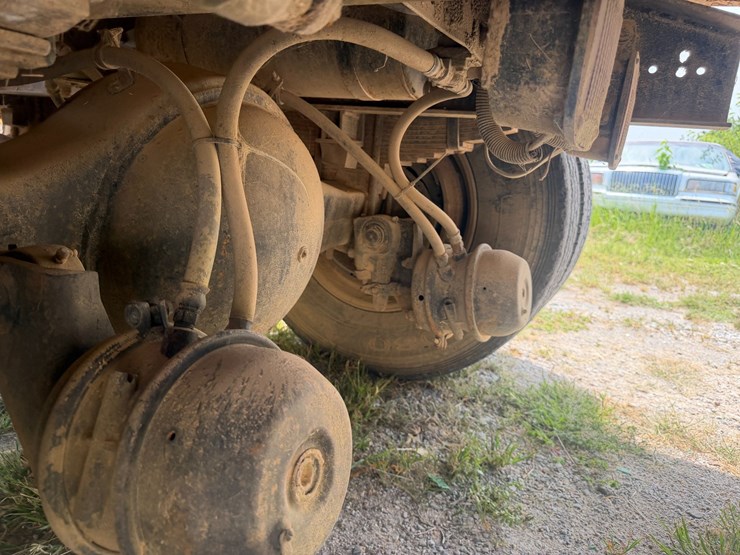 1990-freightliner-fld120-image-19