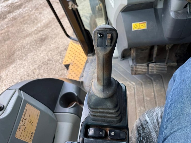 2018-caterpillar-440-image-31