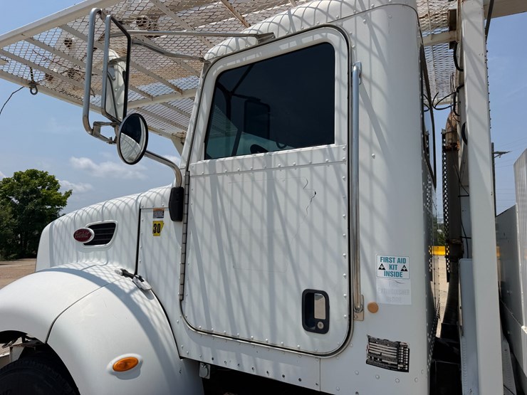 2007-peterbilt-335-image-12