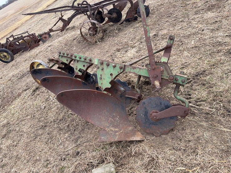 john-deere-three-bottom-three-point-plow-image-7