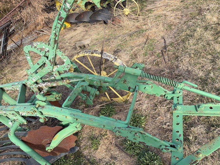 john-deere-pull-type-two-bottom-plow-image-13