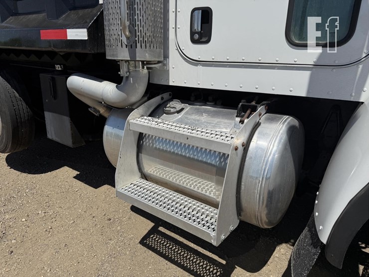 2005-peterbilt-335-image-38