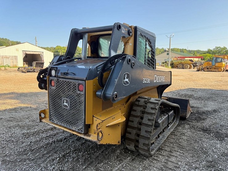 deere-323e-image-4