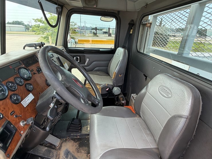 2007-peterbilt-335-image-64