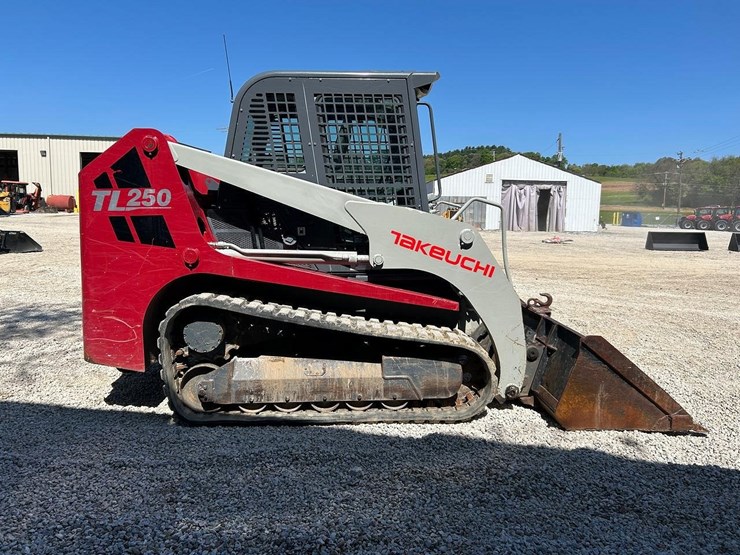 2011-takeuchi-tl250-image-5