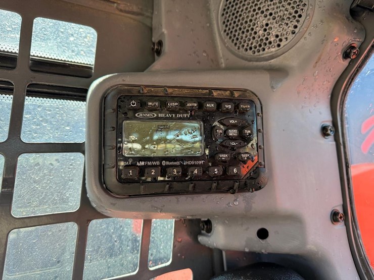 kubota-ssv65-image-25