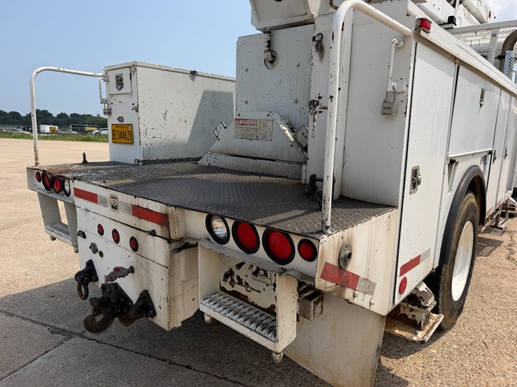 2007-peterbilt-335-image-23
