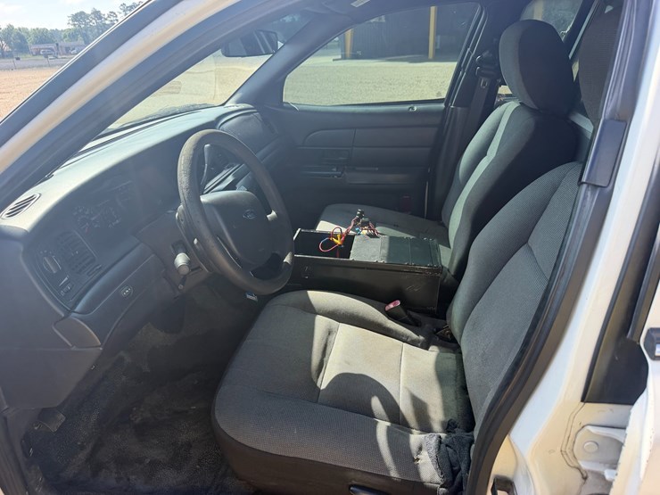 #36417-•-2011-ford-crown-victoria-image-6