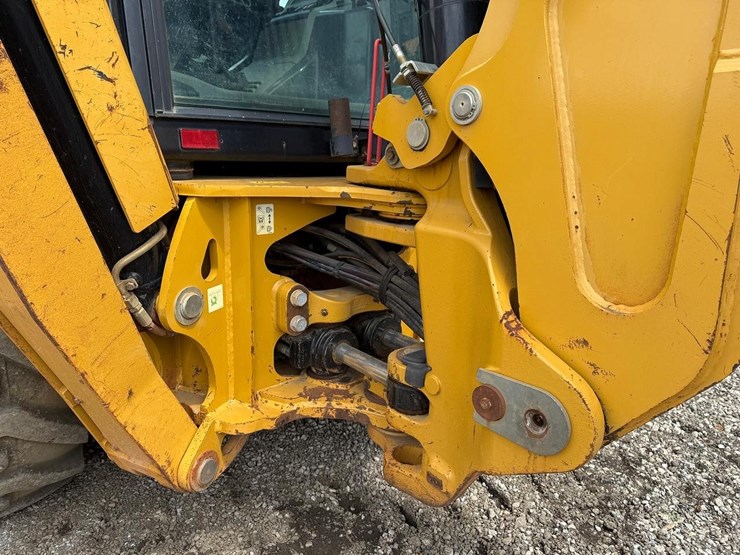 2018-caterpillar-440-image-16