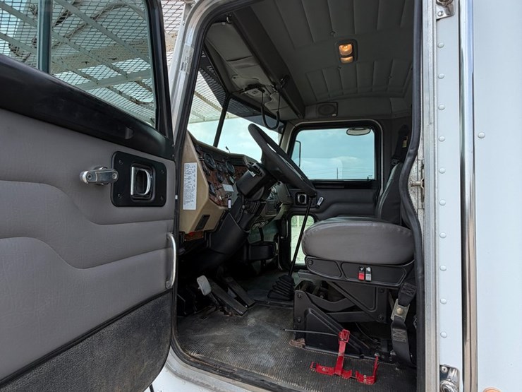 2007-peterbilt-335-image-57